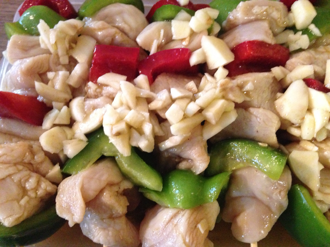 Chicken brochettes marinated with lemon and cumin